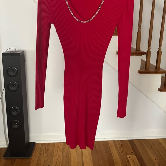 Beautiful red dress - Picture 4 of 7